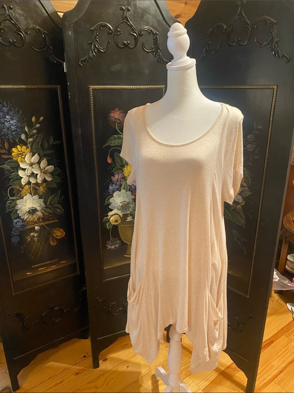 Anthropologie - Entro Light tan Scoop Neck Short Sleeve Tunic with Pockets
